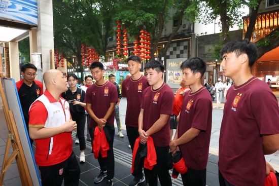 外卖员进到房间把我弄高潮了